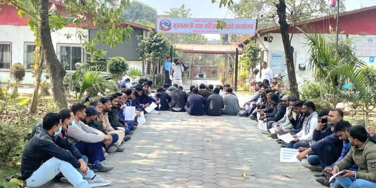 मुख्यमन्त्री कार्यालय घेराउ गर्दै चौथो तहका कर्मचारी आन्दोलित