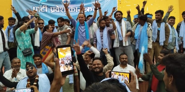धनुषा-३ मा मनिष झालाई युवाहरूको अपार समर्थन, एकैदिन ३०० बढी युवा रास्वपा प्रवेश