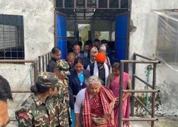 प्रधानमन्त्री कार्कीद्वारा महोत्तरीको गौशाला निरीक्षण