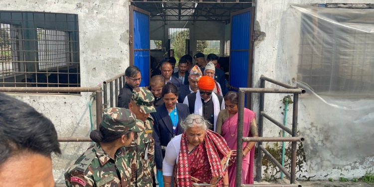 प्रधानमन्त्री कार्कीद्वारा महोत्तरीको गौशाला निरीक्षण