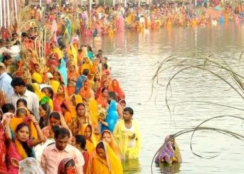 मिथिलान्चलमा आज अस्ताउँदो सूर्यलाई अर्घ दिँदै चैती छठ पर्व मनाइँदै