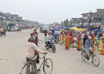 सडक दुर्घटनाको जोखिम बन्दै सिरहाको हाटबजार