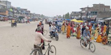 सडक दुर्घटनाको जोखिम बन्दै सिरहाको हाटबजार