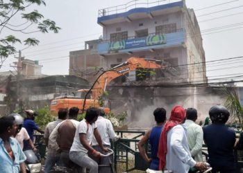वीरगंजमा अतिक्रमित संरचना भत्काउन सुरु