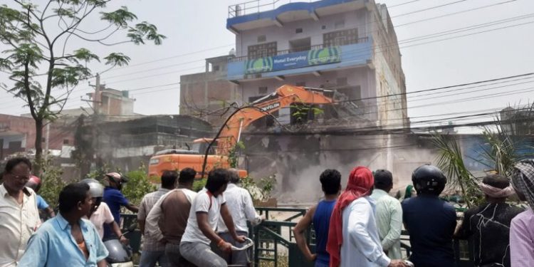 वीरगंजमा अतिक्रमित संरचना भत्काउन सुरु