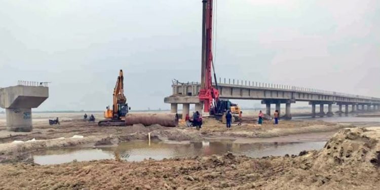 कमला नदी पुल नजिक अस्थायी बाँध बग्दा आवतजावत अवरुद्ध, दीर्घकालीन समाधान खोजिँदै