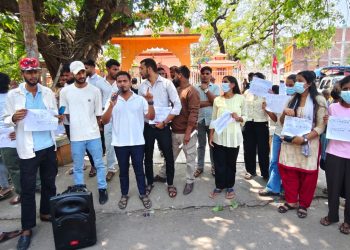 स्वास्थ्य दरबन्दीमा विभेद गरिएको भन्दै मधेसका स्वास्थ्यकर्मीहरु आन्दोलित