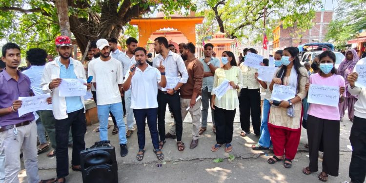 स्वास्थ्य दरबन्दीमा विभेद गरिएको भन्दै मधेसका स्वास्थ्यकर्मीहरु आन्दोलित