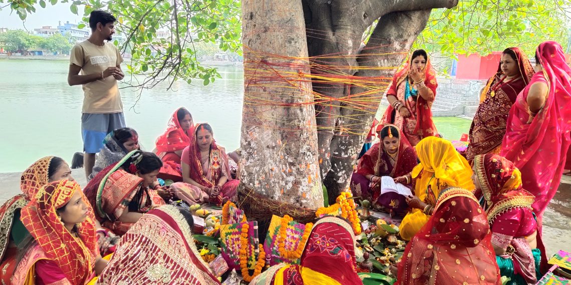 पतिको दिर्घायुको कामना गर्दै मिथिलाञ्चचलमा बरसाइत (बट सावित्री) पर्व मनाइदै,यस्तो छ पौराणिक कथा