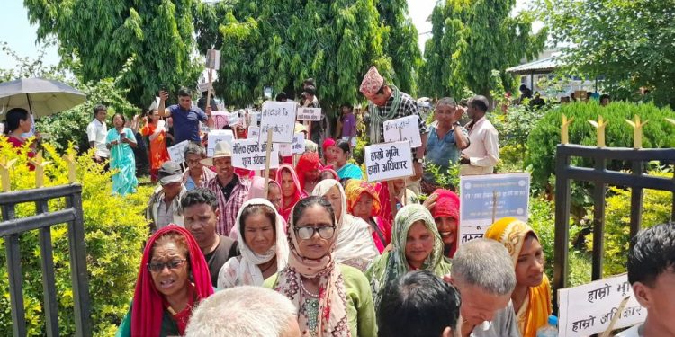 सरकारविरुद्ध धनुषामा सुकुमवासीहरूको विरोध प्रदर्शन
