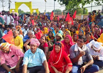 धनुषा जिल्ला अदालत अगाडि मिटरब्याज पीडितहरुको धर्ना, आन्दोलन थप चर्काउने चेतावनी
