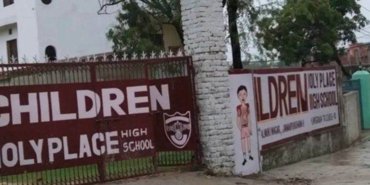 चिल्ड्रेन होलि प्लेस हाई स्कुलमा तालाबन्दी,६५० भन्दा बढी विद्यार्थीको पढाइ प्रभावित