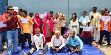 शहिद परिवार र घाइतेको अधिकार सुनिश्चित गर्न माग गर्दै मधेस भवन अगाडि धर्ना