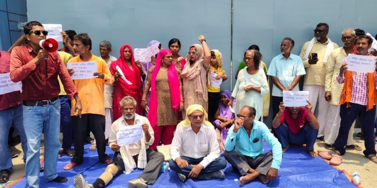 शहिद परिवार र घाइतेको अधिकार सुनिश्चित गर्न माग गर्दै मधेस भवन अगाडि धर्ना