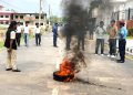 सिरहा–धनुषा जोड्ने कमला पुल निर्माणका लागि बजेट नछुट्याएको भन्दै प्रदेशसभा अगाडि प्रदर्शन
