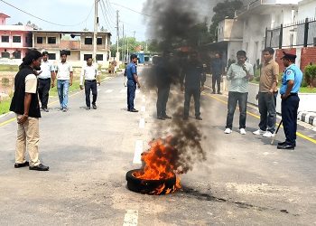सिरहा–धनुषा जोड्ने कमला पुल निर्माणका लागि बजेट नछुट्याएको भन्दै प्रदेशसभा अगाडि प्रदर्शन