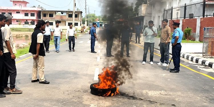 सिरहा–धनुषा जोड्ने कमला पुल निर्माणका लागि बजेट नछुट्याएको भन्दै प्रदेशसभा अगाडि प्रदर्शन