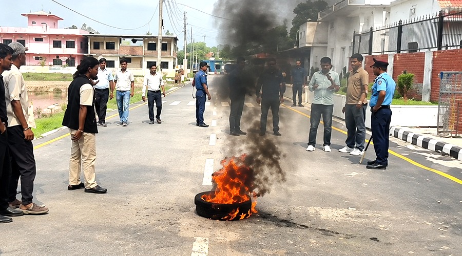 सिरहा–धनुषा जोड्ने कमला पुल निर्माणका लागि बजेट नछुट्याएको भन्दै प्रदेशसभा अगाडि प्रदर्शन