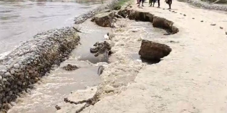 कमला नदीको डाइभर्सन भासियो, सिरहा–धनुषा आवागमन पूर्ण रूपमा अवरुद्ध