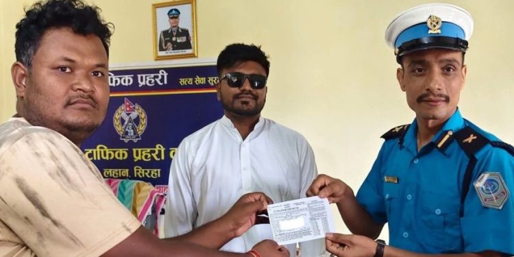 भाइरल भिडियोपछि रास्वपा सांसद बब्लु गुप्तालाई ट्राफिक नियम उल्लंघनमा ५ सय रुपैयाँ जरिबाना