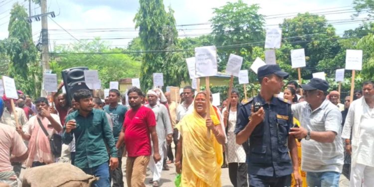 मिटरब्याजको पिडितको जनकपुरधाममा प्रदर्शन, पक्राउ परेका तीन जनामाथि कडा कारबाहीको माग