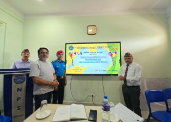 अभिभावकलाई कम्प्युटर पढाउँदै चितवन पुलिस स्कुल