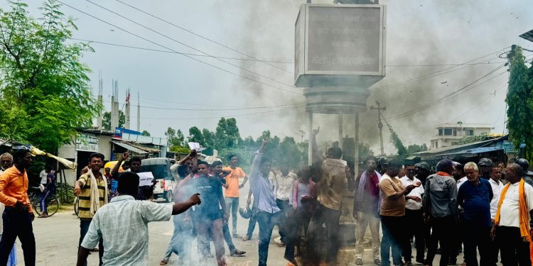 मौलापुरमा प्रशासकीय अधिकृत नपठाएपछि आन्दोलनकारीले जलाए प्रधानमन्त्रीको पुतला