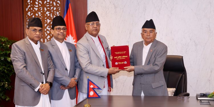 मुस्लिम आयोगको प्रतिबेदन राष्ट्रपति समक्ष पेश