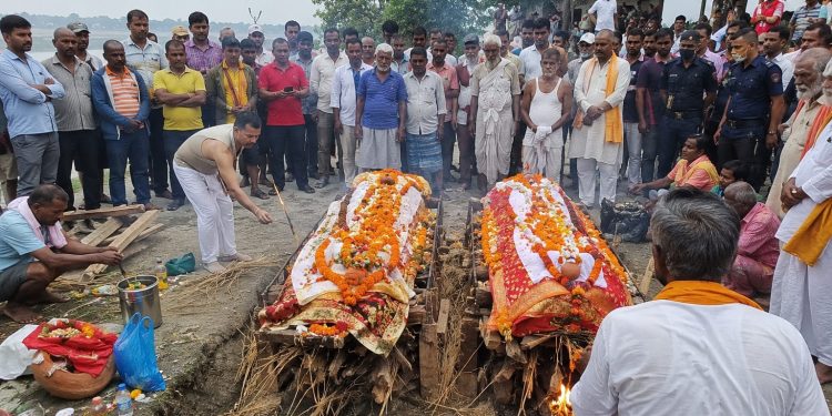 बोलबम यात्रामा ज्यान गुमाएका दम्पतीको एउटै चिहानमा अन्त्येष्टि