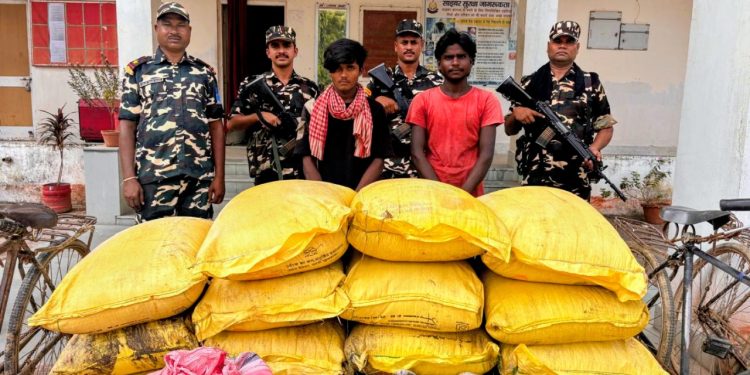 युरिया मल तस्करीकाे आरोपमा दुई नेपाली पक्राउ, १९ बोरा मल बरामद