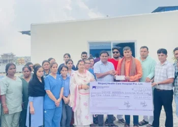 बाढीपीडितका लागि वीरगन्ज हेल्थ केयर अस्पतालद्वारा १० लाख रुपैयाँ सहयोग