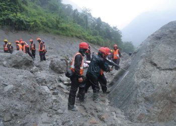 त्रिशूली ३ ए सुरुङमा फसेकाहरूको उद्धारका लागि सुरुङको माथिल्लो भागमा उद्धारकर्मी सक्रिय