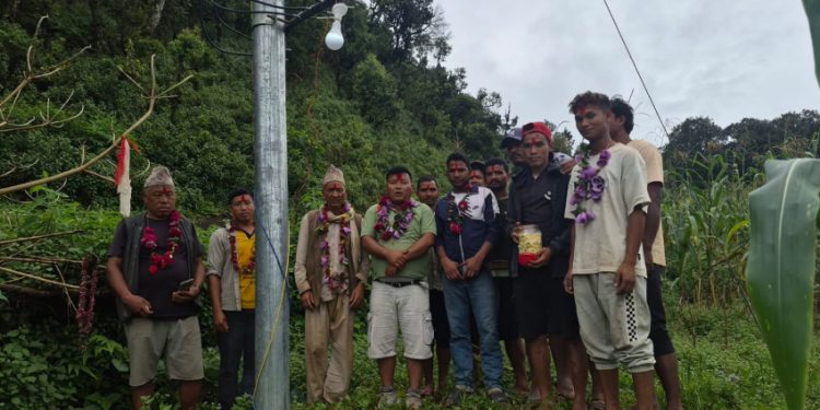 डोटीको सिमचौरका ५६ घरमा पुग्यो राष्ट्रिय विद्युत्, स्थानीय खुसी