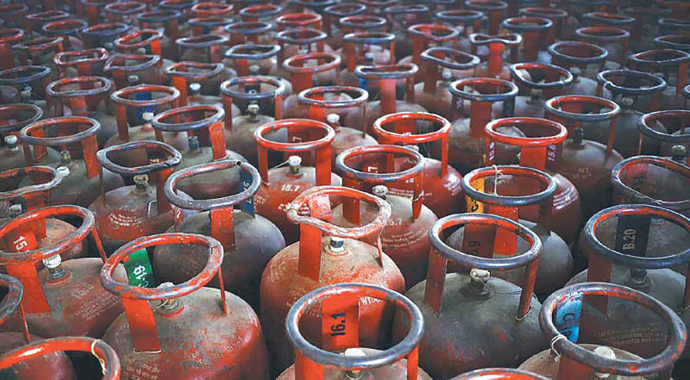 हेटौँडाबाट दैनिक १०० ट्रक ग्यास काठमाडौं पठाइने