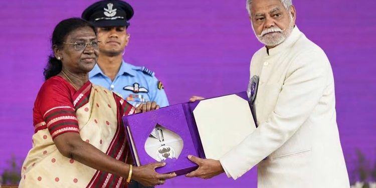 अभिनेता सञ्जय मिश्रलाई पहिलो राष्ट्रिय फिल्म अवार्ड