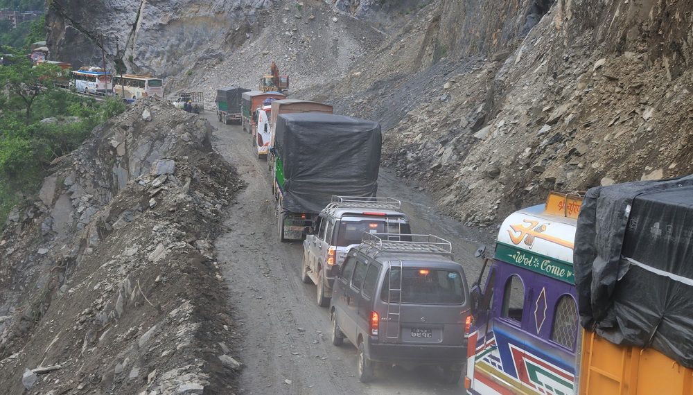 निरन्तर पहिरोपछि नारायणगढ–मुग्लिन सडक अनिश्चितकालका लागि बन्द