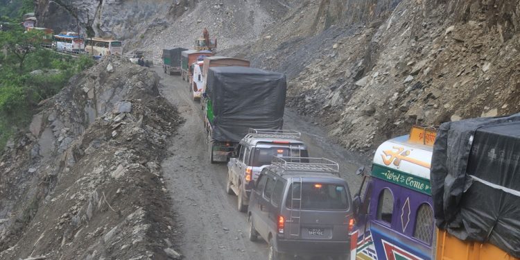 निरन्तर पहिरोपछि नारायणगढ–मुग्लिन सडक अनिश्चितकालका लागि बन्द