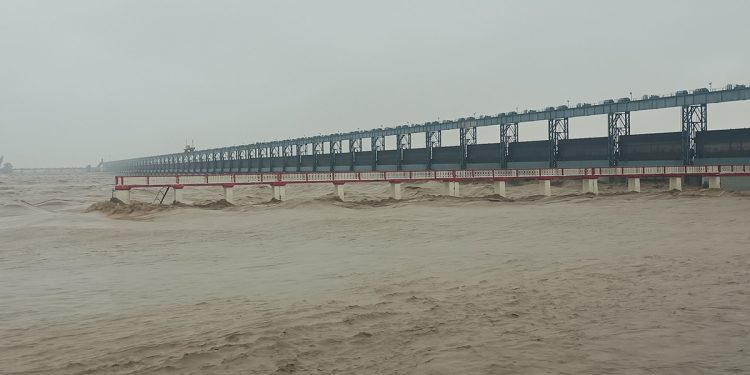 सप्तकोशीमा बाढी : कोशी ब्यारेजका ४३ ढोका खोलिए, उच्च सतर्कता अपनाउन आग्रह