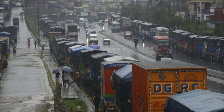अविरल वर्षाका कारण देशका प्रमुख सडकखण्ड अवरुद्ध, यातायात सेवा ठप्प