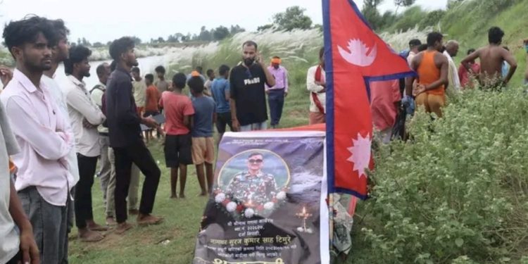 बाढीमा बेपत्ता सेनाका जवान साहको एक महिनापछि कुशको शव बनाएर अन्तिम संस्कार
