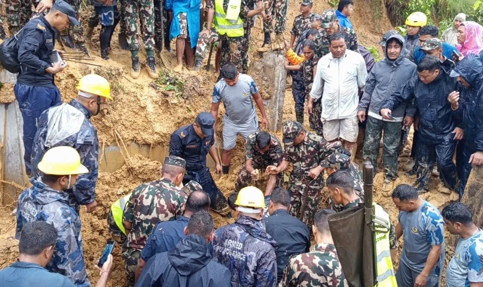पहिरो खस्दा घरले थिचेर धनुषामा एक महिलाको मृत्यु