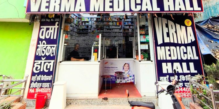 बाढीपीडितको राहतका लागि वर्मा मेडिकल हलका सञ्चालक वर्माले दिए २ लाख
