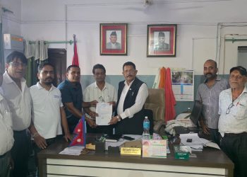 रसुवा बाढीपीडितका लागि औषधि व्यवसायी संघ धनुषाको ४ लाख १ सय ११ रुपैयाँ सहयोग