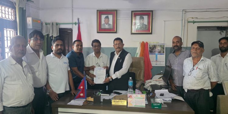 रसुवा बाढीपीडितका लागि औषधि व्यवसायी संघ धनुषाको ४ लाख १ सय ११ रुपैयाँ सहयोग