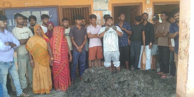 वडा कार्यालयमै फोहोर थुपारेर झिटकहियाका युवाको विरोध, सरसफाइमा ध्यान दिन माग