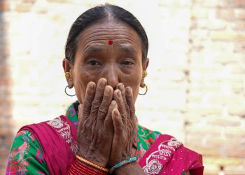 त्रिपुरेश्वरमा सवारी आगजनीमा मृत्यु भएका अर्जुन दोङकी आमा न्याय माग्दै सिंहदरबारको ढोकामा