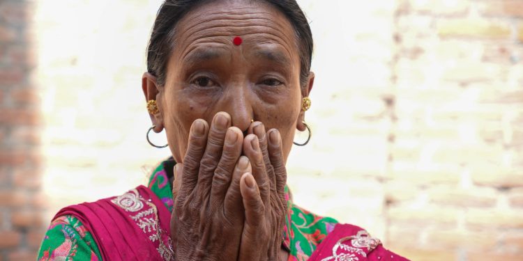 त्रिपुरेश्वरमा सवारी आगजनीमा मृत्यु भएका अर्जुन दोङकी आमा न्याय माग्दै सिंहदरबारको ढोकामा