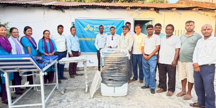 गोलबजार स्वास्थ्य चौकीलाई कुमारी बैंकको स्वास्थ्य सामग्री सहयोग 