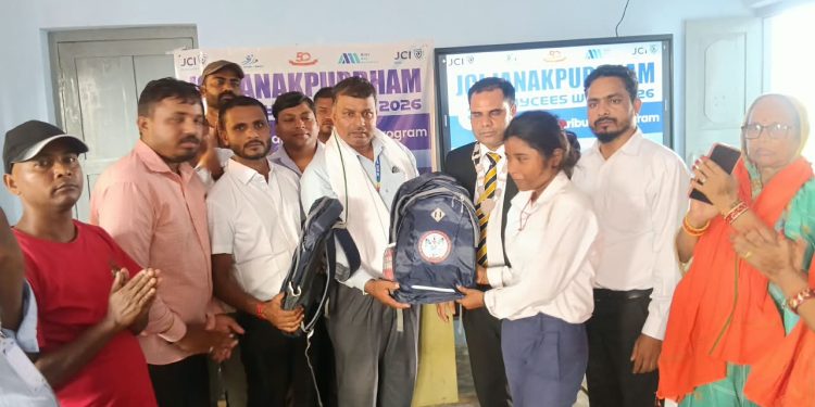 जनकपुरधाम जेसिजको जेसीज सप्ताह अन्तर्गत विद्यार्थीलाई स्टेशनरी सामग्री वितरण