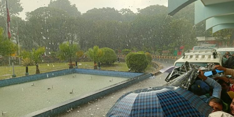 देशका विभिन्न स्थानमा भीषण असिनापानी, शनिबारसम्म मौसम बिग्रिने
